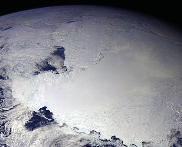 7. В Антарктиде сосредоточено 90% всего льда на Земле и 70% всей воды.