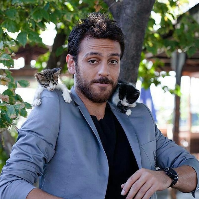 Genelde sert rollerde oynasa da, dışarıdan asi ve sinirli görünse de normalde asla öyle bir insan değil.