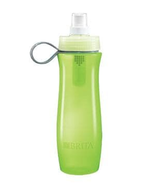 4. Носите пустую бутылку для воды в ручной клади. Продукты в аэропортах стоят бешеные деньги, но зато можно набрать воду из фонтанчика абсолютно бесплатно!