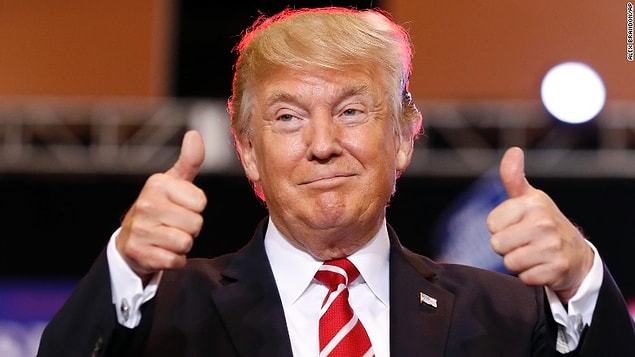 2. Trump sabah 5.30'dan beri ayakta. Yastıkların arasında Amerika'nın 24 saat haber yayını yapan üç kanalı (CNN, MSNBC ve büyük destekçisi Fox News) arasında dolanıp duruyor.