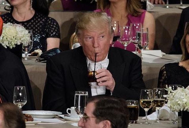 14. Eski yardımcılarının iddialarına göre Trump'ın en tuhaf huyları arasında kampanyası için kullandığı 100 milyon dolarlık uçağında ses sistemini patlatacak kadar Elton John dinlemesiydi.