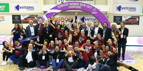 10. Basketbol FIBA Kadınlar Avrupa Kupası finali rövanş maçında Bellona AGÜ'yü 63-58 yenen Yakın Doğu Üniversitesi, Avrupa şampiyonu oldu.