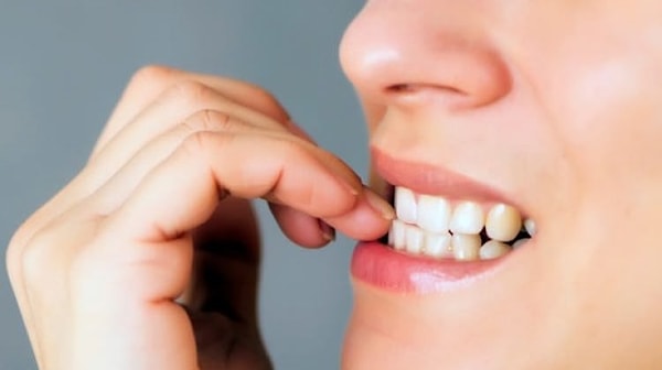 2. А ногти грызете время от времени?