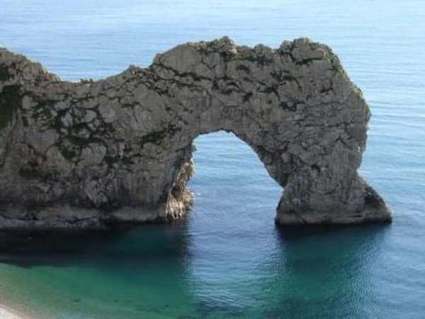 12. Что обычно получается, когда обрушивается прибрежная арка?