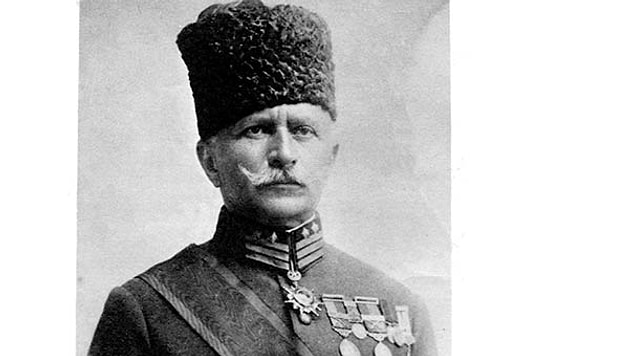 Ömer Fahreddin (Türkkan) 93 Harbi sonrasında İstanbul'a göçmek zorunda kalan ailelerden birisinin evladıydı.