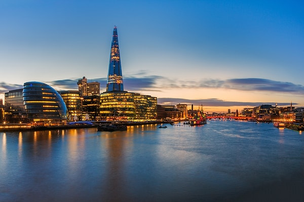 7. Какой мегаполис расположился на берегах реки Темза?