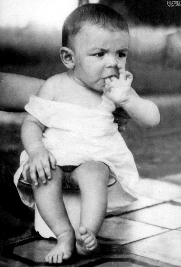 15. Эрнесто Че Гевара на горшке, Аргентинская Республика, 1929 год