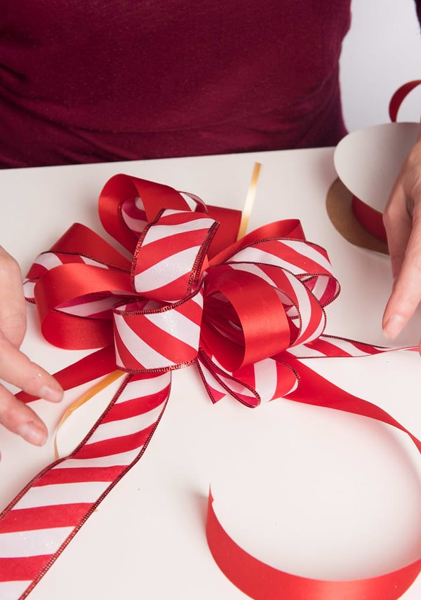 Как сделать пышный бант из двух лент: