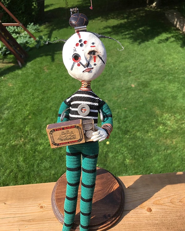 11. Откуда у мальчишки в его 12 лет такое видение мира? Что символизируют его куклы?