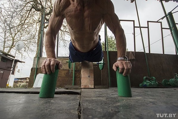 4. Утром у Виктора упражнения с гантелями, приседания, подтягивания, выпады и планки. Вечером он добавляет упражнения со штангами, фитнес-колесом, гирей и пресс с утяжелителями.