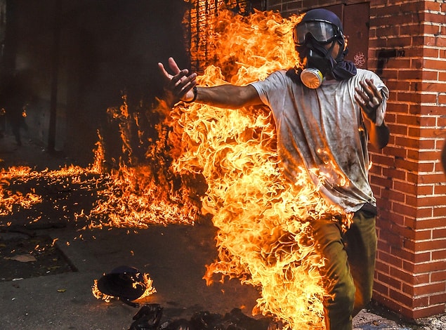 5. Venezuela'da cumhurbaşkanı Nicolas Maduro karşıtı gösterilerde bir protestocu, 3 Mayıs, Caracas.