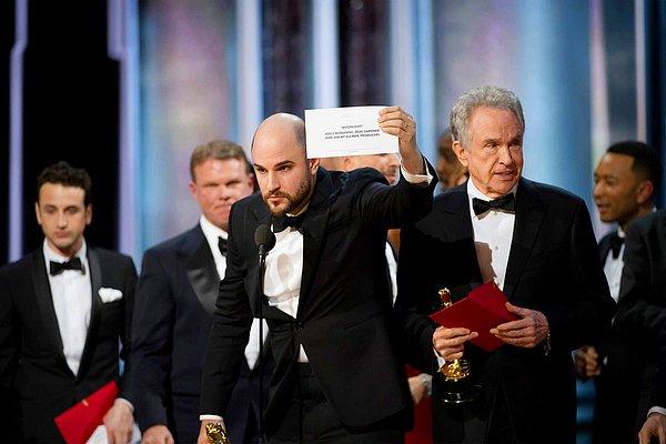 17. Bu yılın En İyi Film Oscar'ı yanlışlıkla "La La Land" olarak açıklanmış, yapımcı Jordan Horowitz "Moonlight"ın asıl galip olduğunu sinirlenerek böyle ispatlamıştı, 24 Şubat.