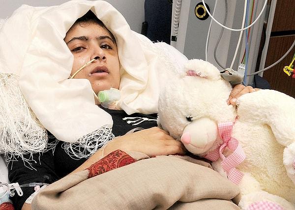 Ağır yaralanan Malala, mucize eseri hayatta kaldı ve tedavisi için bir süreliğine İngiltere’ye gönderildi.