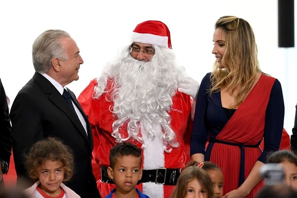 5. Это президент Бразилии Мишел Темер и его супруга. Только посмотрите на лица их детей 😂