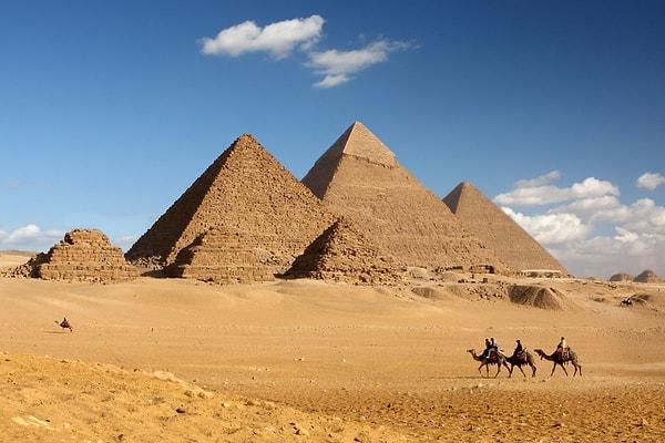 4. NASA, Mısır piramitlerinin sırrını sonunda çözdü. Piramitlerin derinliklerinde dünya dışı bir dilde, yakıt karşılığı bina anlaşması belgeleri bulundu.