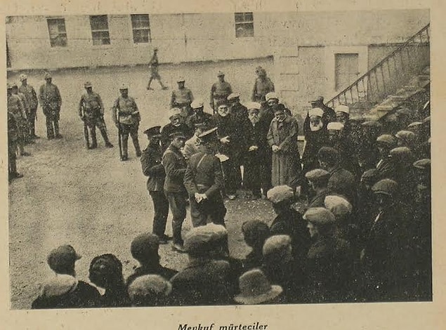1930 yılının son günlerine doğru Derviş Mehmed adlı şahıs, etrafına topladığı takipçileriyle birlikte Menemen'e gelerek mehdilik iddiasıyla halkı kışkırttı.