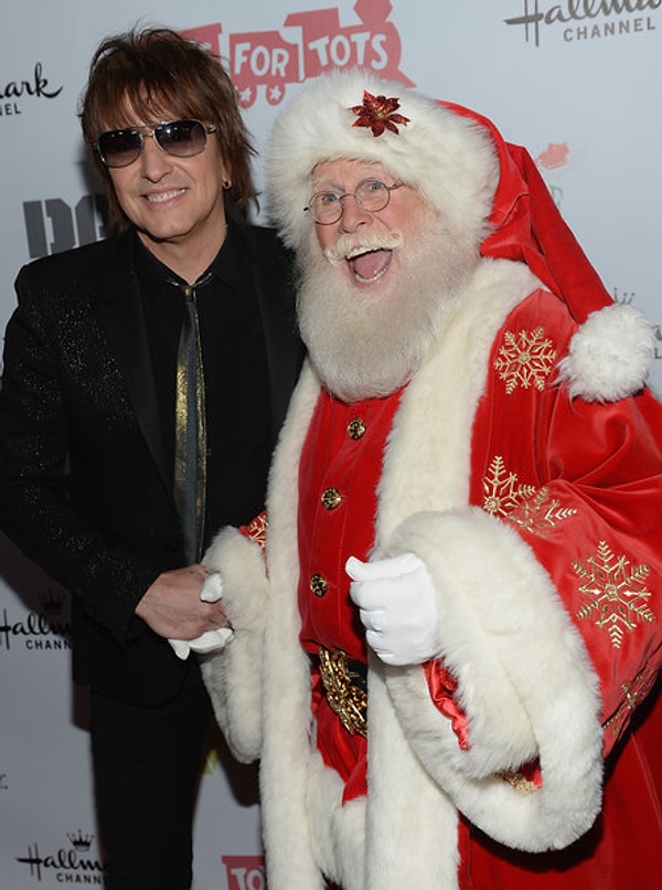 2. Ричи Самбора: похоже Санта очень рад встретиться с бывшим гитаристом группы Bon Jovi...