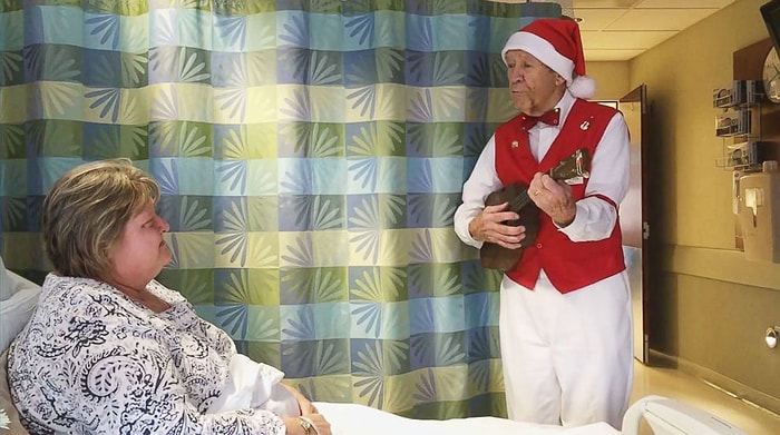 Senelerdir Yılbaşı Öncesi Hastanede Yatan İnsanlara Noel Baba Kostümüyle Ukulele Çalan Adam