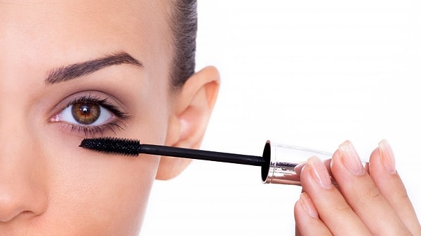 10. Нанесение слишком большого количества туши на нижние ресницы