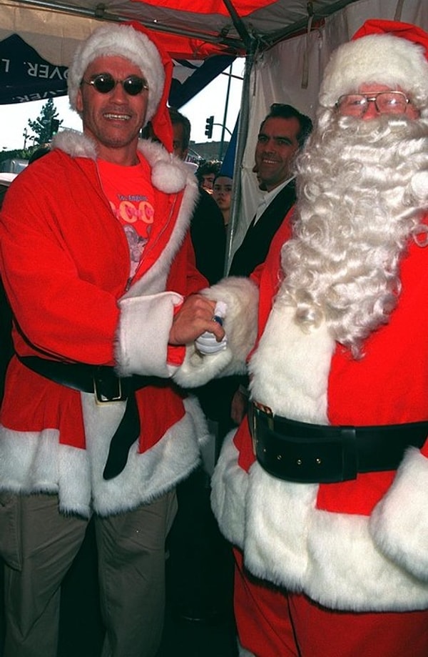 4. Губернаторы и бывшие бодибилдеры тоже люди, которые не прочь повеселить народ, облачившись в костюм Санты. Браво, Арни, вот как надо завоёвывать лояльность избирателей!