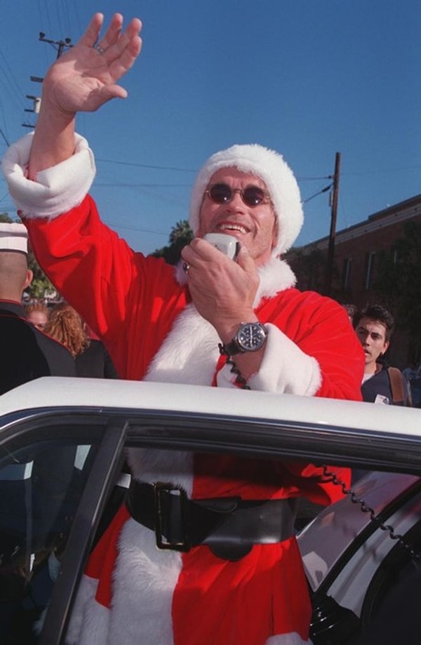 4. Губернаторы и бывшие бодибилдеры тоже люди, которые не прочь повеселить народ, облачившись в костюм Санты. Браво, Арни, вот как надо завоёвывать лояльность избирателей!