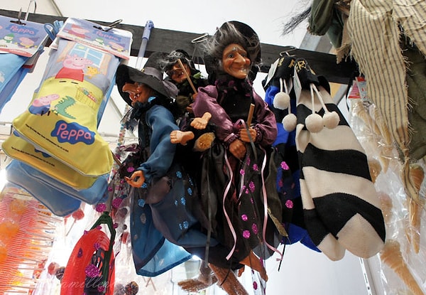 6. Это итальянская новогодняя фея Бефана. Чем она занимается?