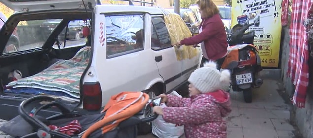 Aile su, yiyecek ve banyo gibi temel ihtiyaçlarını otoparklardan, komşulardan ya da belediyelerden karşılamaya çalışıyor.