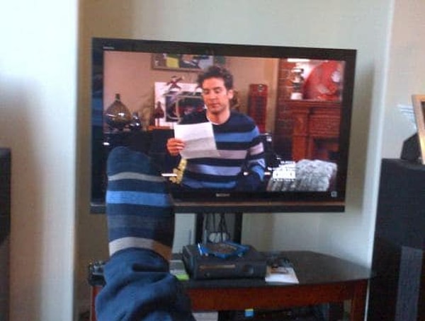 7. То неловкое чувство, когда расцветка твоих носков совпадает со свитером Теда из "Как я встретил вашу маму"