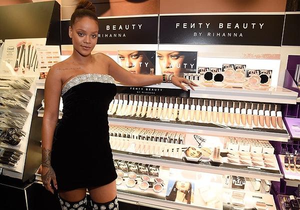 Rihanna kozmetik dünyasına Kylie Jenner'dan sonra girse de kısa sürede sektörde sağlam bir yer edindi.