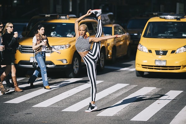 16. Автор: Мелика Дез, танцоры на улицах города