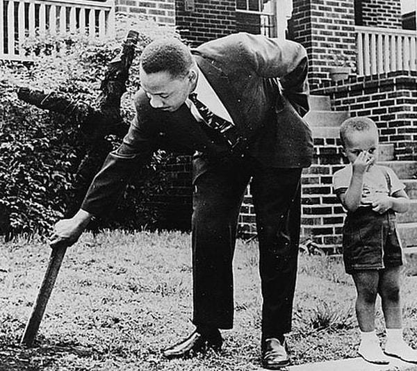 9. Martin Luther King Jr. ırkçılar tarafından gece bahçesine saplanıp yakılmış hacı yerinden sökerken.
