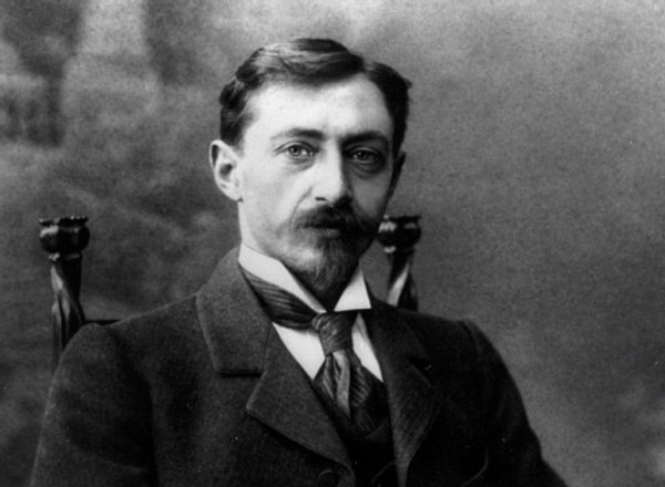 10. И, наконец, как звали мужчину, изображенного на фото?