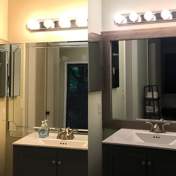 Деревянная рамка для зеркала сделает ванную комнату более уютной.