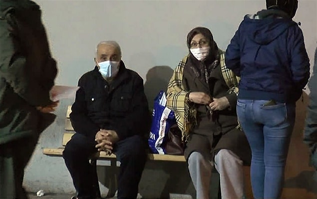 Önceki gece yayılan kokuyu soluyan 97 kişi hastaneye kaldırıldı. Bu kişilerin 62’si dün sabah taburcu edildi. 35’inin de tedbir amacıyla hastanede tutulduğu aktarılıyor.