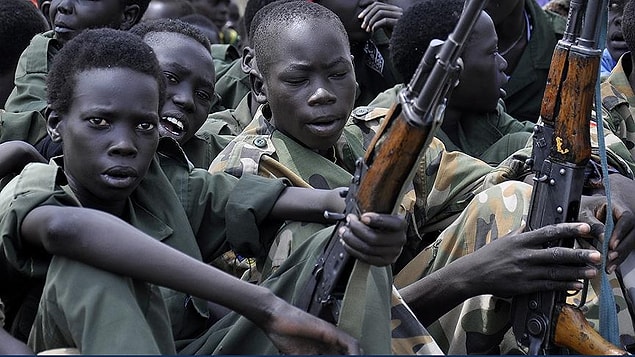 Orta Afrika Cumhuriyeti'nde 2013'teki darbeden bu yana süren mezhep çatışmalarının ortasında kalan çok sayıda çocuk tecavüze uğradı, öldürüldü ya da silahlı gruplara katılmaya zorlandı.