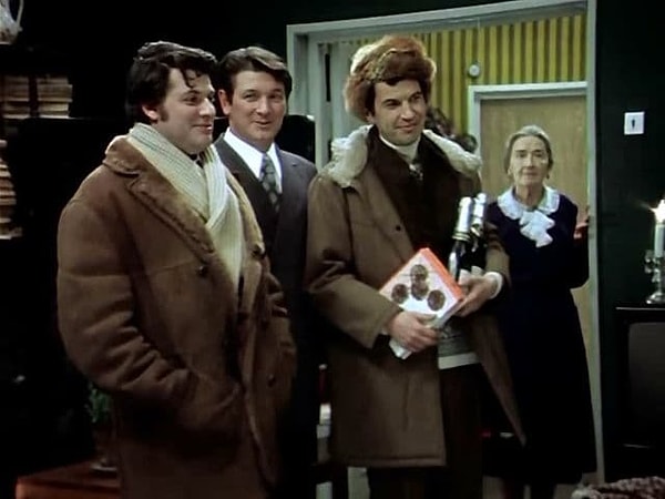 2. По какому адресу проживали герои фильма в Москве и в Ленинграде?