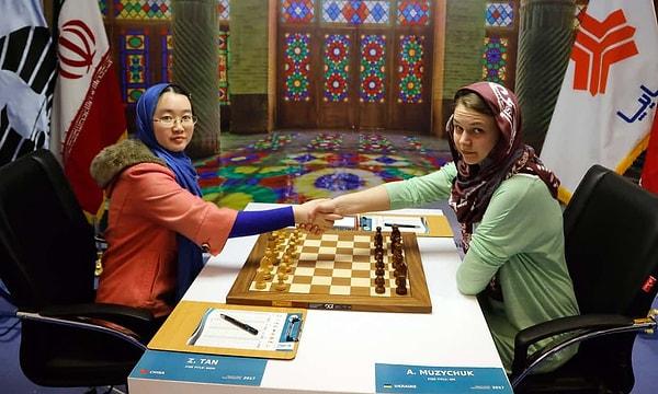 Fotoğrafta sağda görülen Anna, İran'da düzenlenen bir şampiyonada Çinli rakibi Tan Zhongyi ile karşı karşıya.