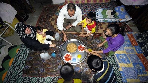 📌 Dört kişilik bir ailenin sağlıklı, dengeli ve yeterli beslenebilmesi için yapması gereken aylık gıda harcaması tutarı, yani açlık sınırı 1.893,21 TL,