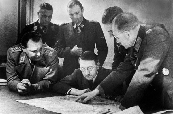 15. Редкое фото Гитлера в очках. Он комплексовал из-за своего плохого зрения, и эта тема была под запретом