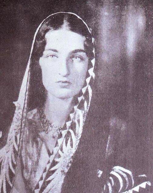 Zarafetin ve Şıklığın Beden Bulmuş Hâli: Osmanlı Devri Bayanlarının Giysi Stillerine Hayran Olacaksınız