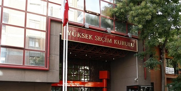 Yüksek Seçim Kurulu, kurulan bir partinin seçime girmesi için 41 ilde ve illerin 1/3'ünde teşkilatlanmasını zorunlu kılıyor.