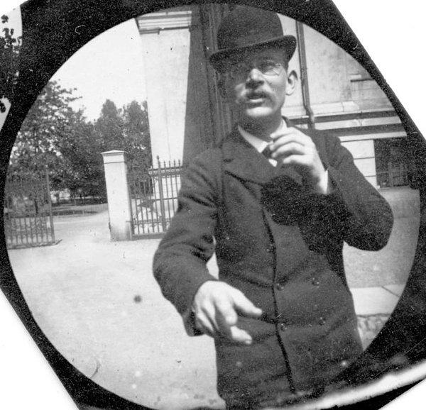 4. Carl kamerasını 1893 yılında, şimdiki Oslo Üniversitesi'nde matematik okurken aldı.