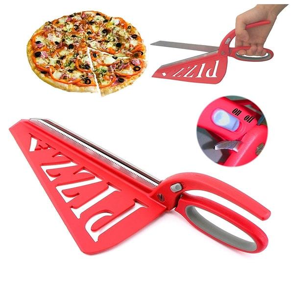 9. Sofraya gelen pizzayı servis etme işlemini bir gerilim filmi olmaktan çıkaracak bu hem bıçak hem de spatula olarak kullanılabilecek pizza servis etme aracını çok seveceksiniz.
