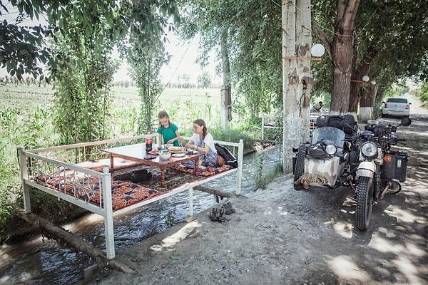 10. Özbekistan yol kenarında öğle yemeği molası