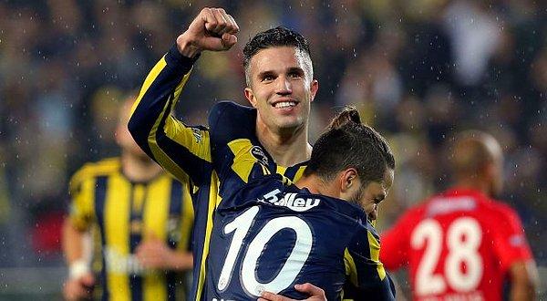 Maç başı ücreti 20 bin euro olan Yıldız Futbolcu, Fenerbahçe'de 91 maça çıktı. Van Persie, 1.8 milyon euro daha kazanarak yaşam masrafları hariç kulüpten tam 16.5 milyon euro kazanmış olacak.