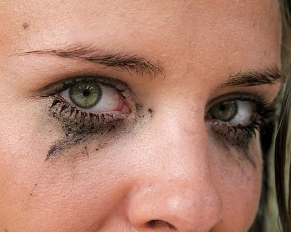 13. Девушки, во время снегопада выходите, пожалуйста, на улицу только с водостойкой тушью!