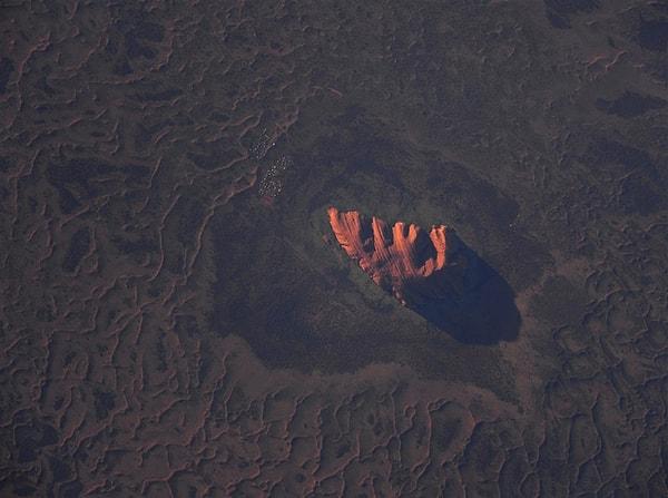 12. Ayers Kayası olarak bilinen yerin uzaydan görünümü.
