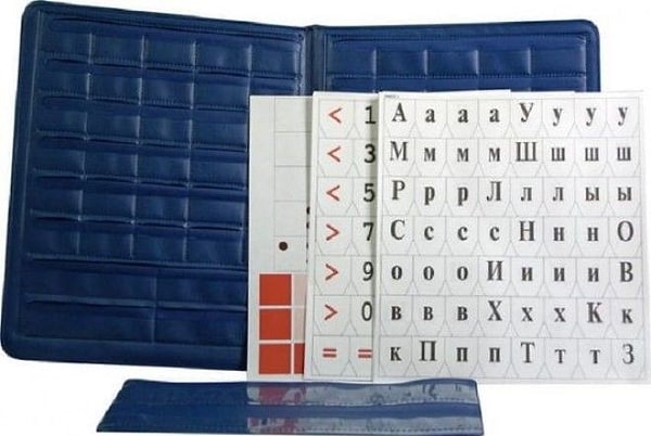 4. Касса с вырезанными буквами и цифрами. Главным развлечением было вырезать их из бумаги, а потом все благополучно терялось