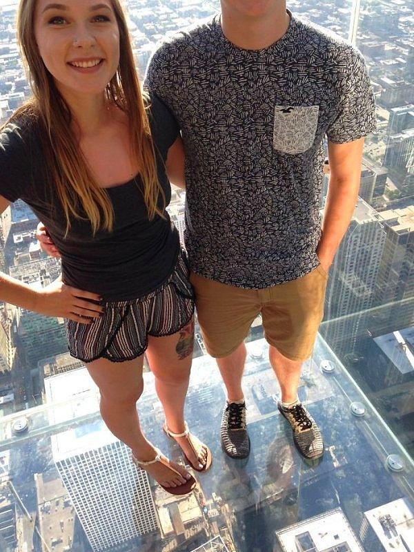 17. "Şikago'daki Willis Kulesi'nde bir yabancıdan fotoğrafımızı çekmesini istedik. Teşekkürler...sanırım."