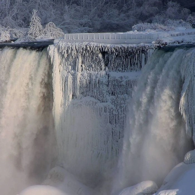 Doga Yine Buyuluyor Nefesleri Kesecek Guzellikte Niagara Selalesi Nin Donmus Halinden 23 Kare Onedio Com